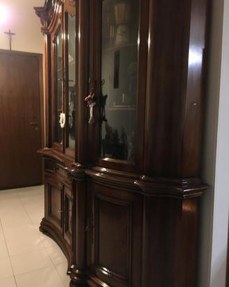 Splendida credenza con vetrina in legno massiccio