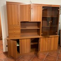 Una Credenza libreria piu un mobile a due ante