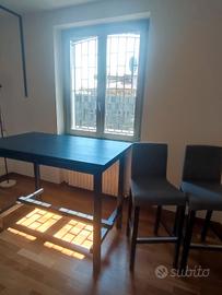 Tavolo alto Ikea con due sedie