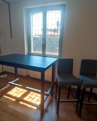 Tavolo alto Ikea con due sedie
