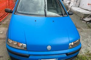 fiat punto con impanto subwoofer sportiva