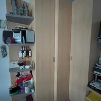 Armadio ad angolo, colonna e angoliera esterna.