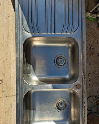 lavandino cucina completo di rubinetto