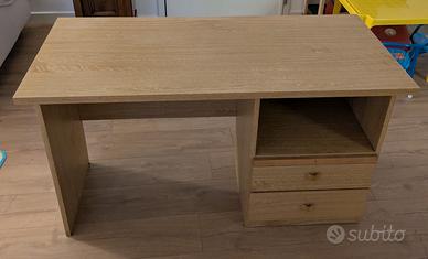 scrivania in legno con cassetti 
