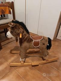 Cavallo a dondolo peluche