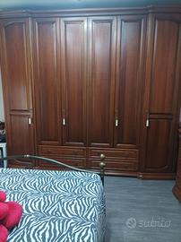 Camera da letto matrimoniale classica in legno com