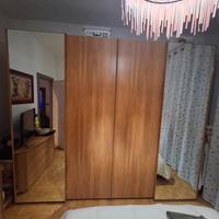 Armadio 4 ante scorrevoli, cassettiera specchiera 