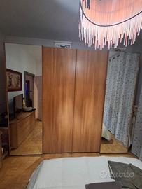 Armadio 4 ante scorrevoli, cassettiera specchiera 