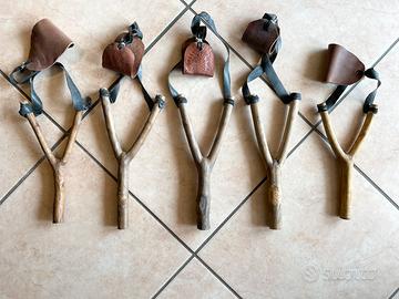 Antiche fionde artigianali in legno