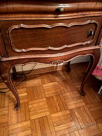 N. 2 COMODINI CLASSICI IN LEGNO MASSELLO