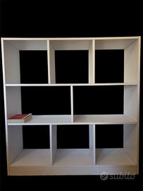 Libreria bianca in compensato