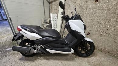 YAMAHA X-MAX 250