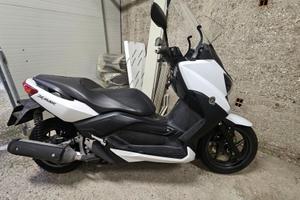 YAMAHA X-MAX 250