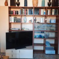 parete soggiorno moderna con vetrina cristallo