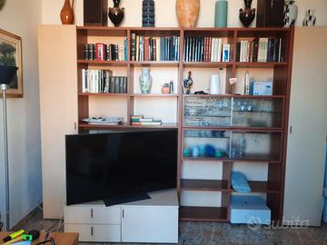 parete soggiorno moderna con vetrina cristallo