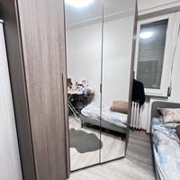 Armadio ad angolo con anta extra