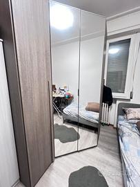 Armadio ad angolo con anta extra