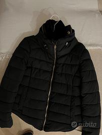 Piumino nero Zara con collo in eco pelliccia