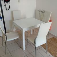 Tavolo e quattro sedie