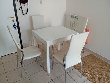 Tavolo e quattro sedie