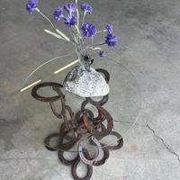 tavolino con ferri di cavallo