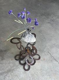 tavolino con ferri di cavallo