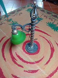 lampada da tavolo con struttura in ferro battuto