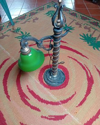lampada da tavolo con struttura in ferro battuto