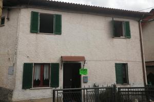 Casa singola con aia, fienile, stalla e portico