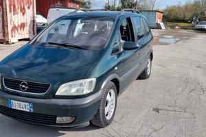 Opel Zafira tenuta bene 
