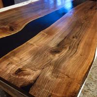 Tavolo in legno noce e resina