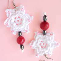 Orecchini bianchi Crochet Swarovski rosa