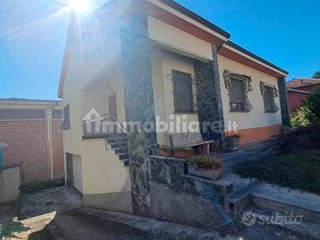 Casa indipendente con garage interrato e giardino