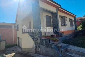 Casa indipendente con garage interrato e giardino