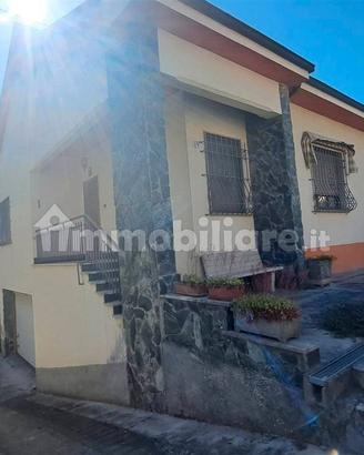 Casa indipendente con garage interrato e giardino