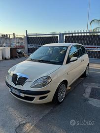 lancia y