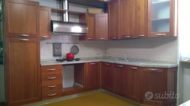 Cucina ad angolo in ciliegio