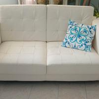 Divano in ecopelle bianco.