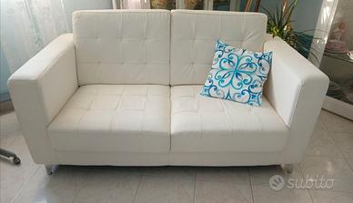 Divano in ecopelle bianco.