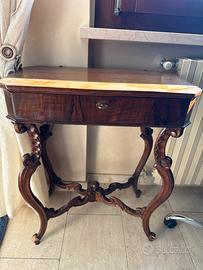 Tavolino scrittoio vintage in legno intagliato