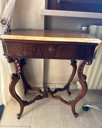 Tavolino scrittoio vintage in legno intagliato