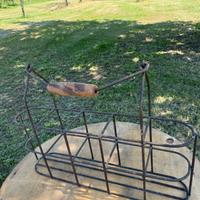 portabottiglie vintage in metallo e legno