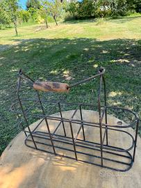 portabottiglie vintage in metallo e legno