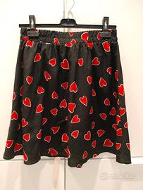 Gonna nera con cuori rossi