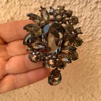 Spilla elegante grigia