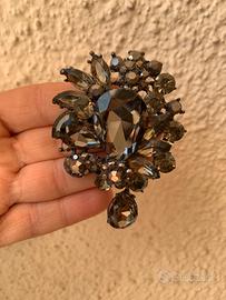 Spilla elegante grigia