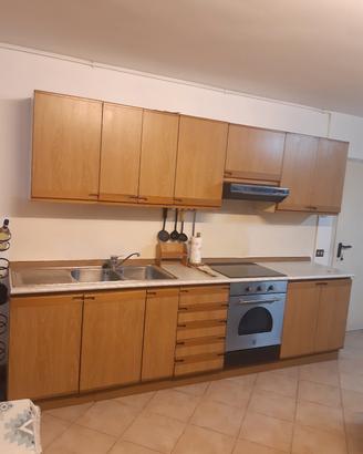 Cucina + tavolo e sei  sedie
