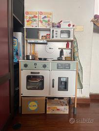 Cucina con accessori