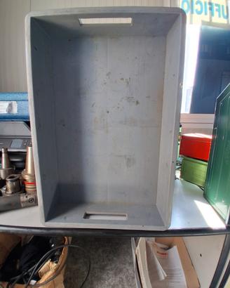 contenitori plastica e ferro