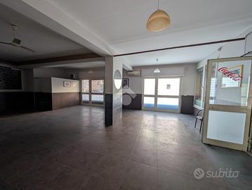 NEGOZIO A SANTA MARIA A VICO